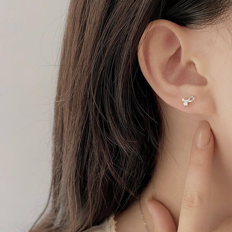 Милые и нежные серьги-бантики для женщин