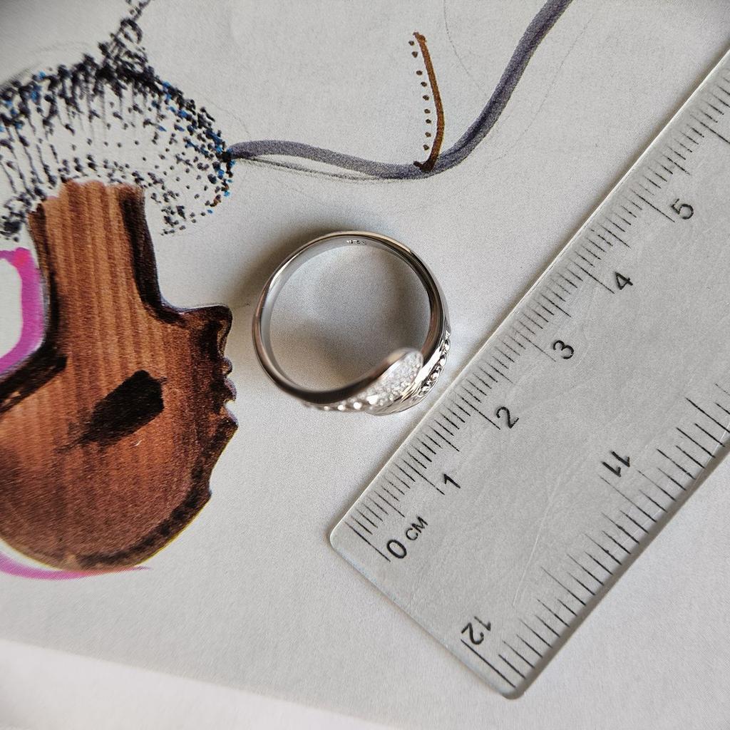 Серебряное кольцо с фианитами, вес изделия 4,21 гр (2180678)