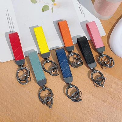 Персонализируемый кожаный брелок для ключей с пряжкой в форме подковы для пар, дизайн с защитой от потери, стильная металлическая подвеска для автомобиля.