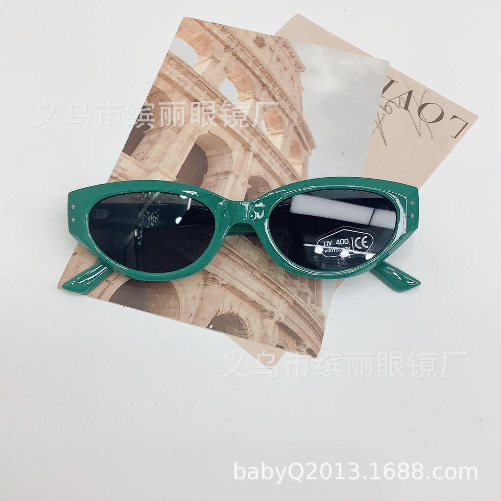 Детские солнцезащитные очки, заклепки в иностранном стиле, яркая цветная оправа особой формы, летние солнцезащитные очки, вогнутые универсальные очки