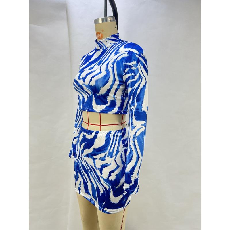 Женский осенний комплект с короткой юбкой и топом-халтером с принтом и запахом