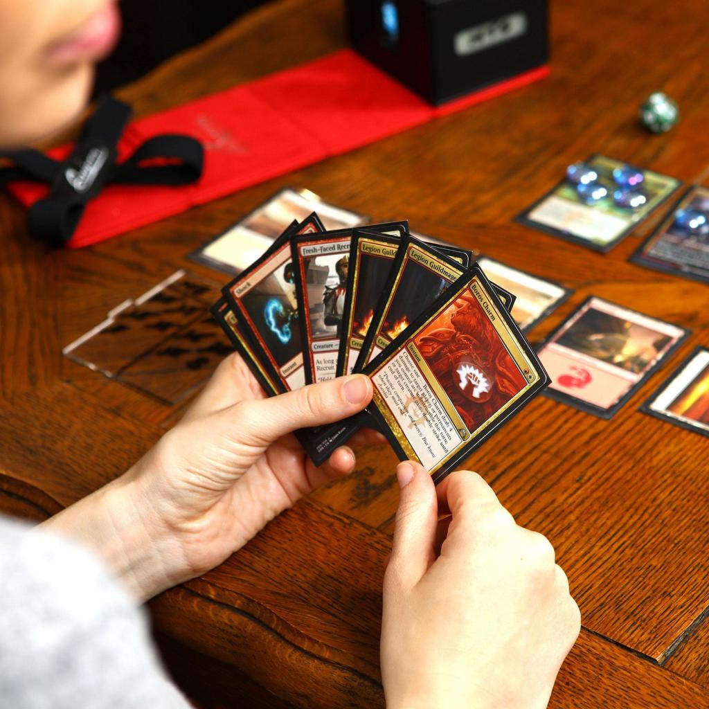 Quiver Time 200 Count Artemis Стандартный черный чехол для карт Одинарный матовый чехол для колоды Защитная карта Совместимость с картой The Gathering 66 x - - Pokemon,