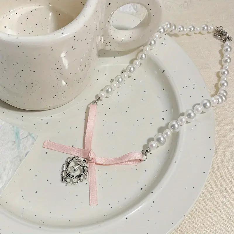 Элегантное ожерелье из искусственного жемчуга с бантом-бабочкой и подвеской в ​​виде креста в форме сердца Романтическое сладкое колье Модный роскошный стиль Ювелирные изделия на ключице