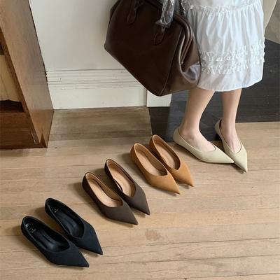 Ретро туфли-лодочки на низком каблуке с острым носком и мелким вырезом женская обувь 2025 новая весенне-осенняя замшевая темпераментная обувь на одном ходу для работы