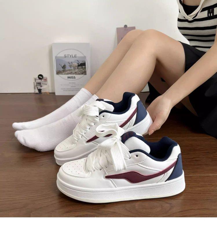 Korean Version of Student Leisure Niche Design Board Shoes Tide 2024 New Harajuku Port Style Flat Bottom Street Shooting Sports Shoes Women