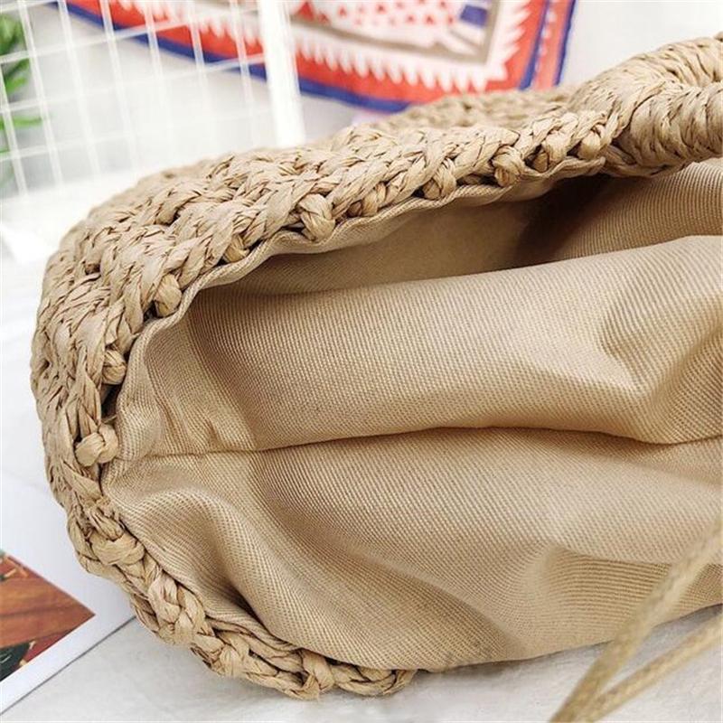 Женская полукруглая сумка из соломы