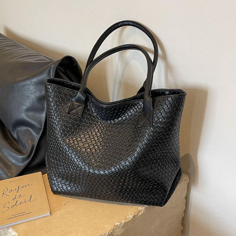 A Korean version of large-capacity commuter tote bag, fashionable niche shoulder bag, simple hand-carried armpit bag for work