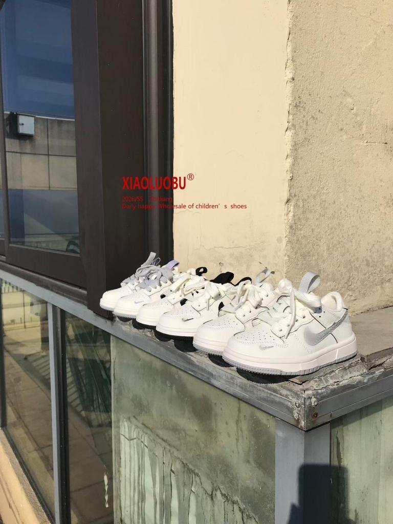 Белые спортивные туфли для детей, весна 2026: Модные, Повседневные, Универсальные Кроссовки для Мальчиков, Девочек и Совместного Ношения Родителями и Детьми.