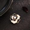 Корейская элитная редкая брошь с камелиями, брошь в стиле легкой роскоши, элитная нишевая брошь, застежка против света, цветочная булавка