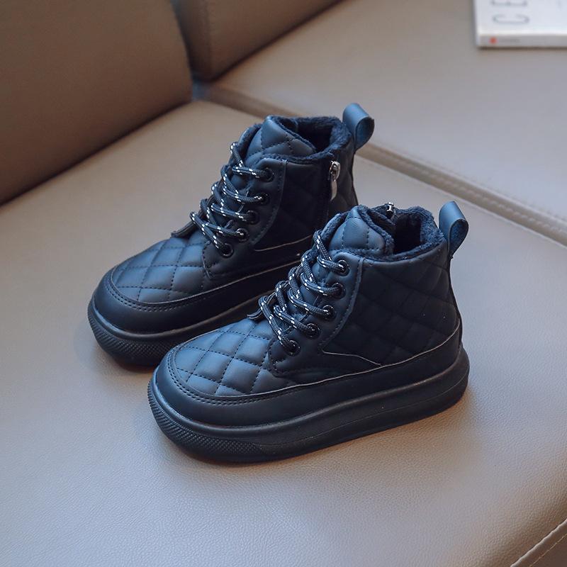 Детские хлопковые сапоги 2024 года, зимние плюшевые короткие сапоги в британском стиле, легкие детские модные кожаные сапоги для мальчиков, однотонные