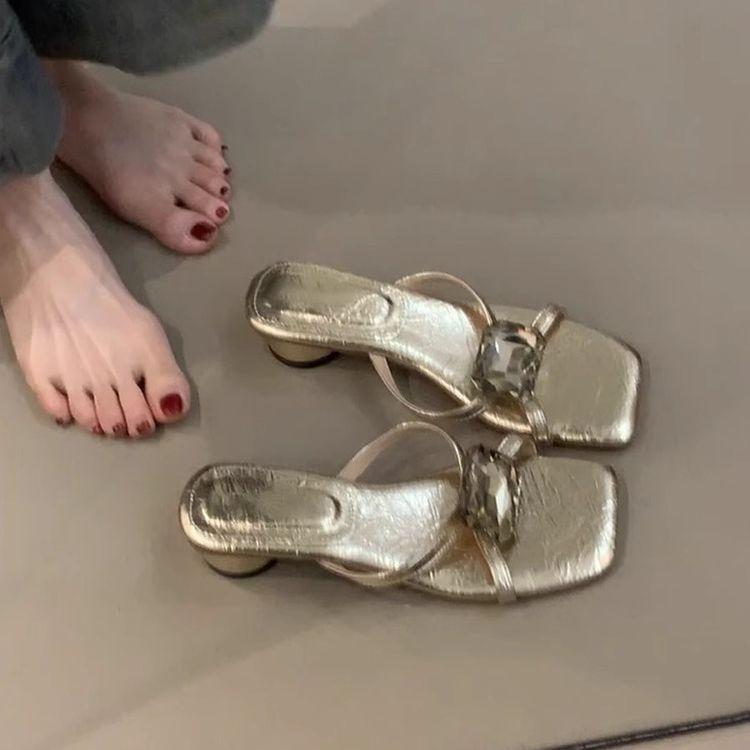 Новые французские люксовые женские туфли-стилеты на высоком каблуке с квадратным носком и крупными стразами, сексуальные лакированные шлепанцы с открытым носком и круглым каблуком