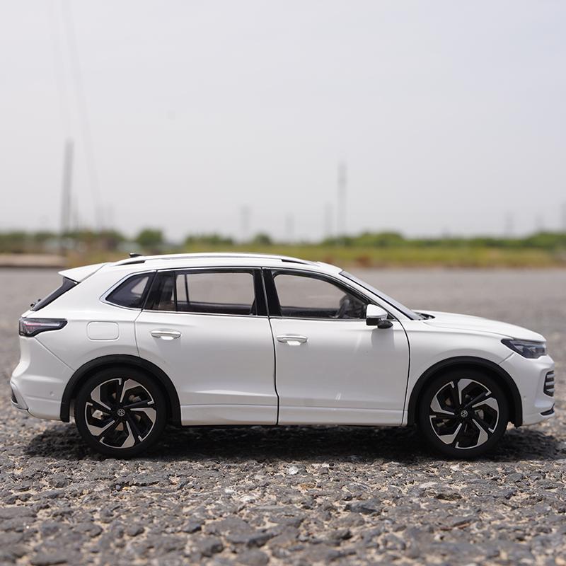 TCFJN1 1:18 2025 VW Tiguan L PRO Внедорожник Модель автомобиля из сплава Литые металлические модели автомобилей Высокодетализированная коллекция Подарки для детей Декор