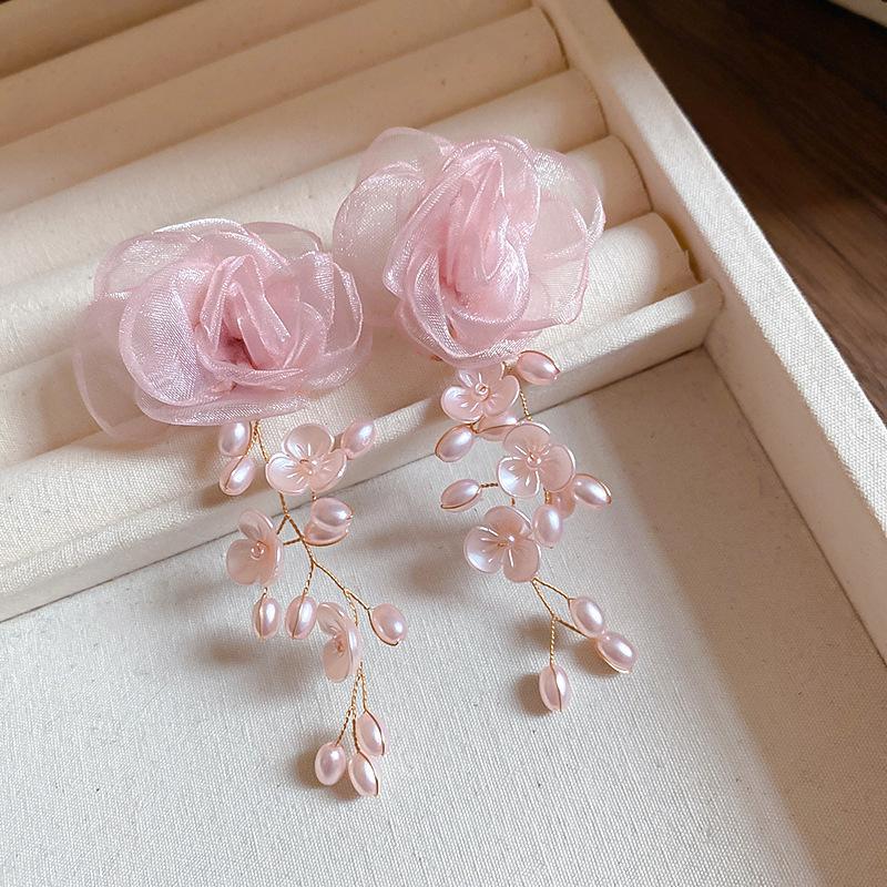 Серьги-гвоздики из ткани в виде цветка «Серебряная игла» со стеклянной бахромой, средние, с антикварным темпераментом, дизайнерские, нишевые