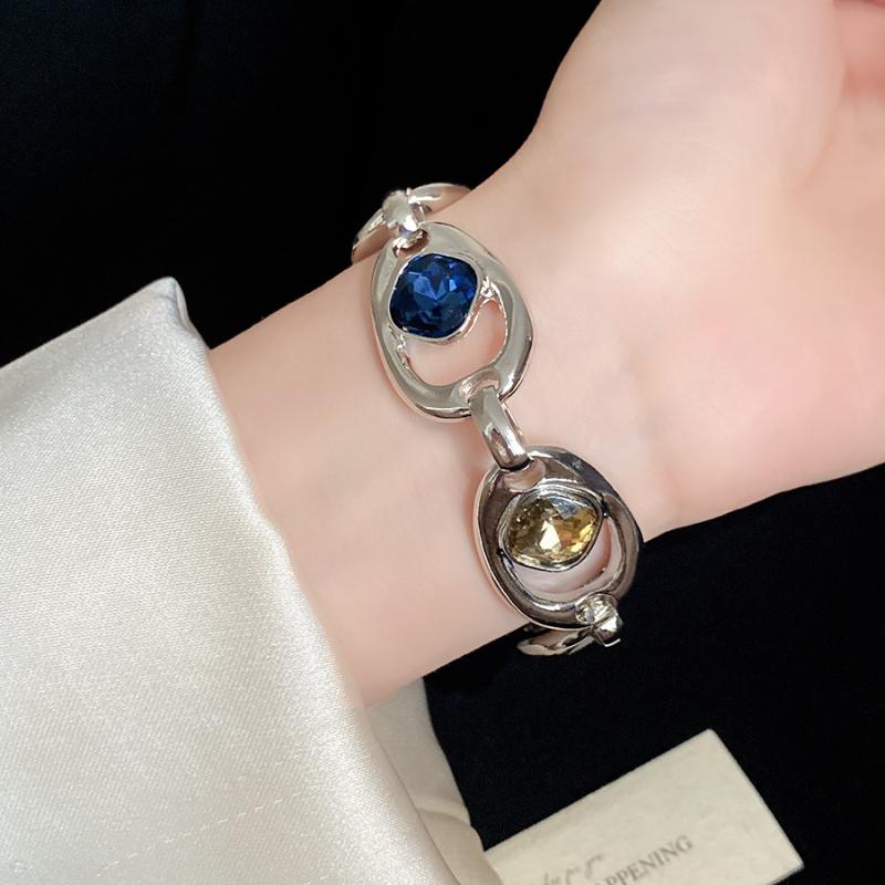 Stylish Women's Silver Bracelet Oval Link Vintage Style Chic Jewelry Ideal for Gifting