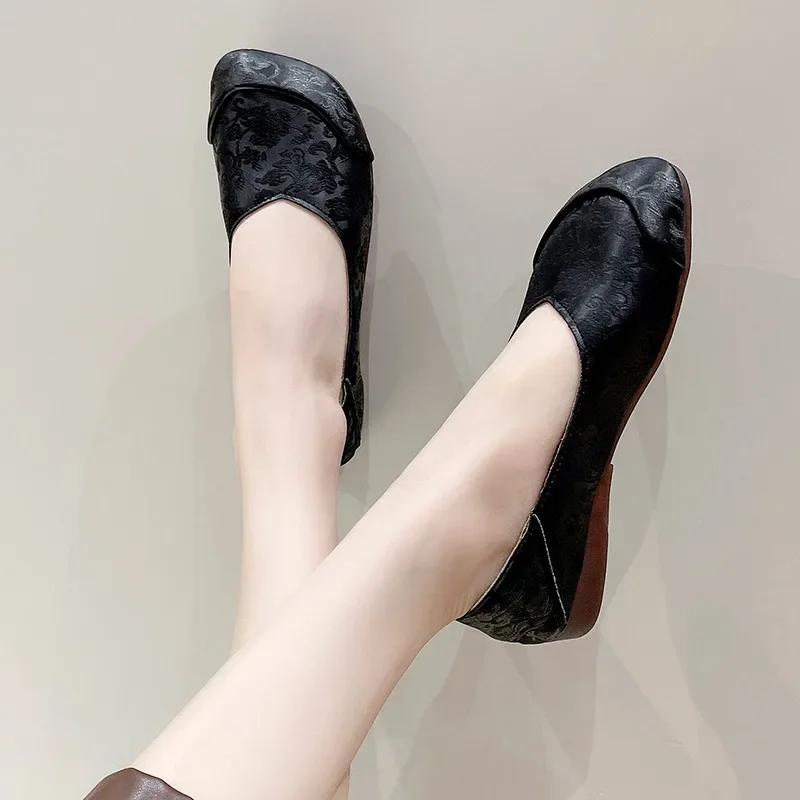 Стиль 2024 года. Модные и удобные женские туфли на плоской подошве без застежек с квадратным носком. Универсальная женская обувь на весну и осень.