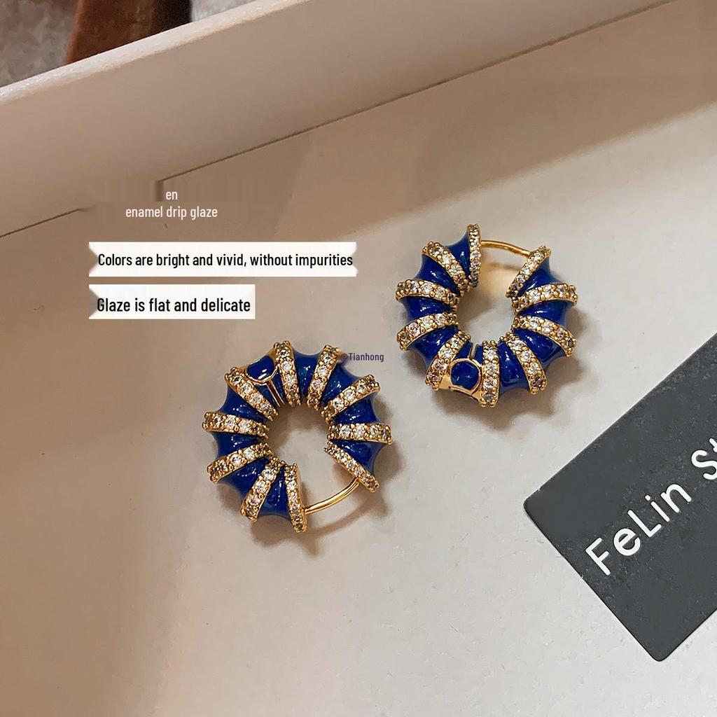 Серьги-кольца с бриллиантами и синей эмалью с эффектом стекания: Элегантный, Женственный, Роскошный.