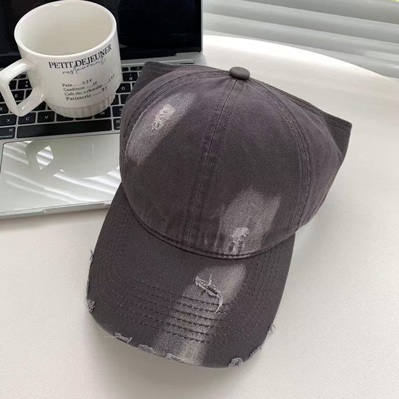 Classic Cotton Baseball Cap With Adjustable Fit For Sun Protection And Wind Resistance