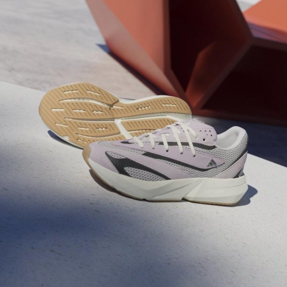 Adidas Женские кроссовки Lightblaze — это повседневная обувь в стиле кроссовок, изготовленная из возобновляемых материалов.