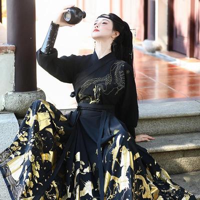 Элегантный черный ханьфу: Дизайн с журавлями с золотым тиснением, Комплект больших размеров для пары, Традиционная китайская юбка для женщин