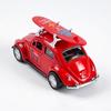 1:36 Красный литой автомобиль Volkswagen Beetle с доской для серфинга, Металлическая модель с механизмом оттягивания и открывающимися дверями, Ретро-игрушка для летнего пляжа для детей