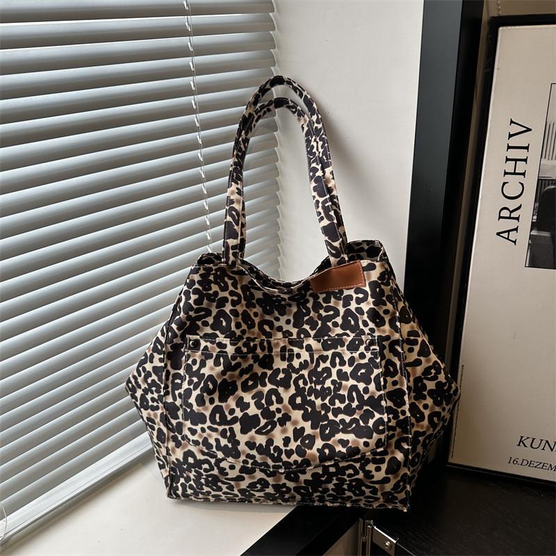 Leopard Print Canvas Tote Bag For Women With Large Capacity And Magnetic Closure For Daily Use