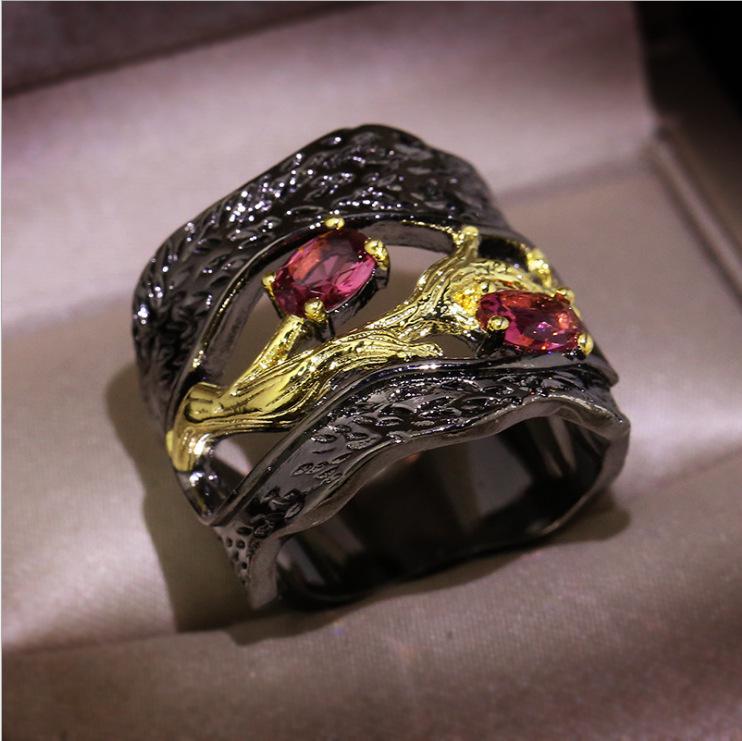 Кольцо с натуральным гранатом красного цвета с покрытием из черного золота - Итальянские ювелирные изделия