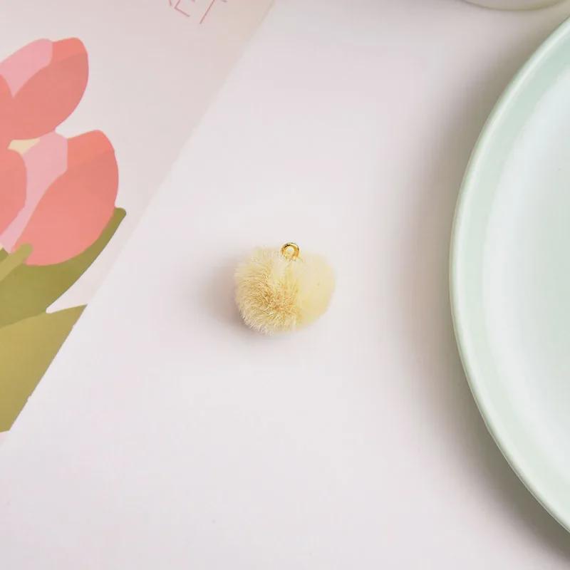 Брелок для ключей в виде разноцветного плюшевого шарика с молочным кулоном, абажуром в виде макарон и вращающейся пряжкой.