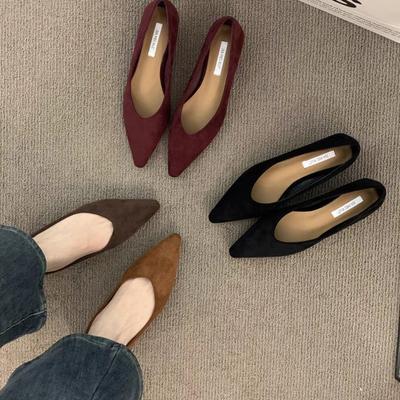 Туфли-лодочки на низком каблуке с острым носком и неглубоким вырезом, женская обувь 2025, новые весенне-осенние замшевые темпераментные туфли на одной педали