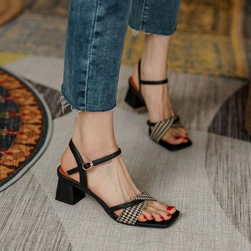 French Retro Thick Heeled Women's Casual Sandals 2024 Summer New Flat Buckle Lightweight Versatile Women Mid Heel High Heels