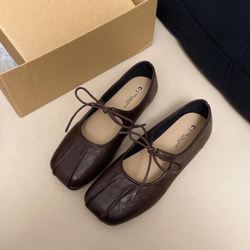 Туфли-балетки Мэри Джейн на шнуровке с бантом и неглубоким носком