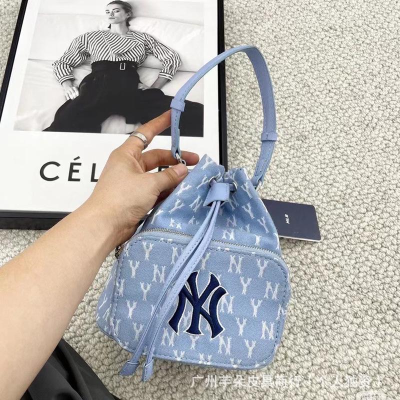 Женская сумка через плечо в стиле колледжа MLB Korea с вышитой монограммой NY