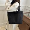 Холщовая сумка-тоут минималистичного корейского стиля большой вместимости однотонная для женщин в черном и белом цвете