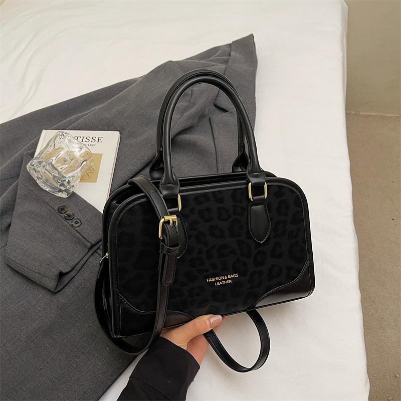 Handbag High Value Pillow Bag 2025 Autumn Fashion New Simple Casual Shoulder Bag Trendy Commuter Messenger Bag