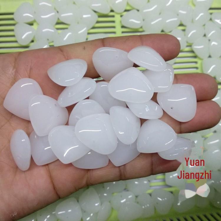 Ожерелье с подвеской в виде нефритового сердца: Бело-зеленый дизайн с гравировкой «Любовь»