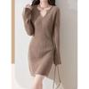 Трикотажное платье с V-образным вырезом, рукавами-колокольчиками, темпераментное, облегающее, осенне-зимнее, новое, средней длины, однотонное, базовое