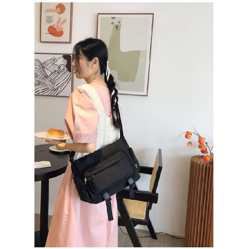High Capacity Retro Canvas Bag Unisex Style Perfect For Daily Use With Zipper Closure