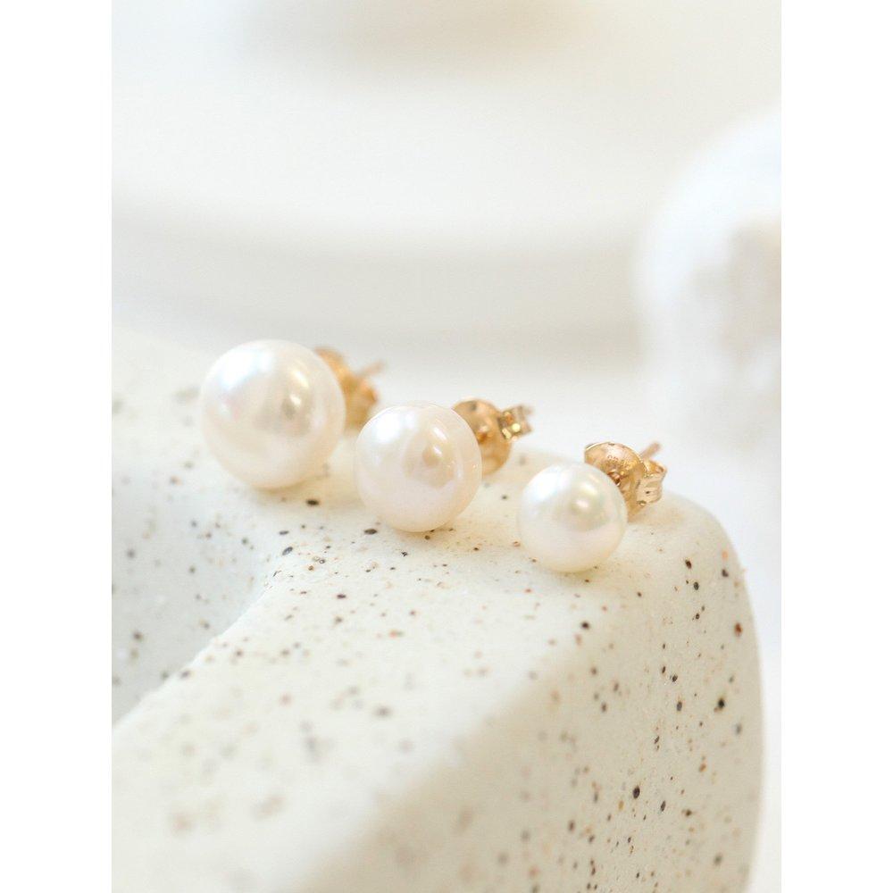 14K Natural Flat Freshwater Pearl Earrings