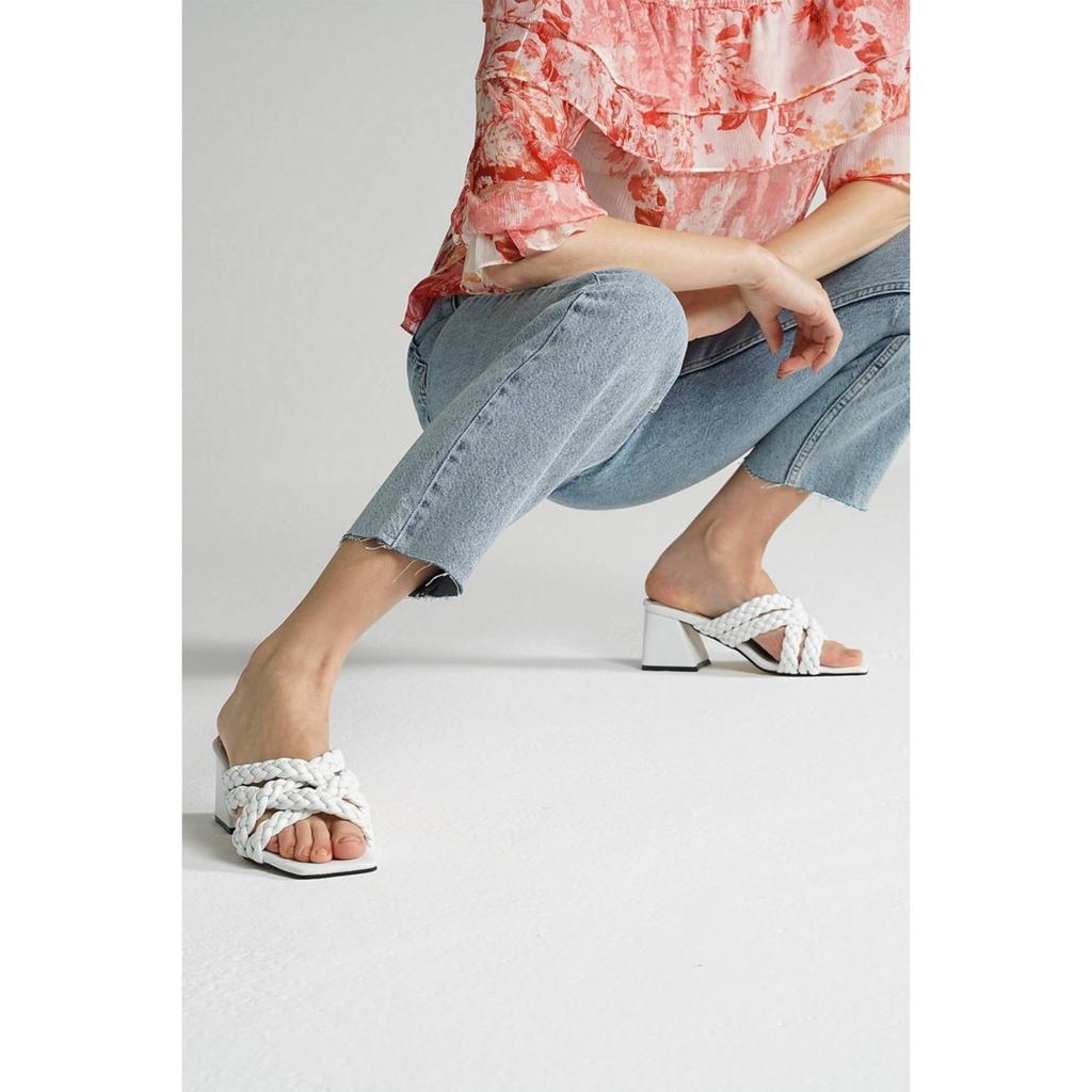 Женские стильные белые тапочки из натуральной кожи на каблуке