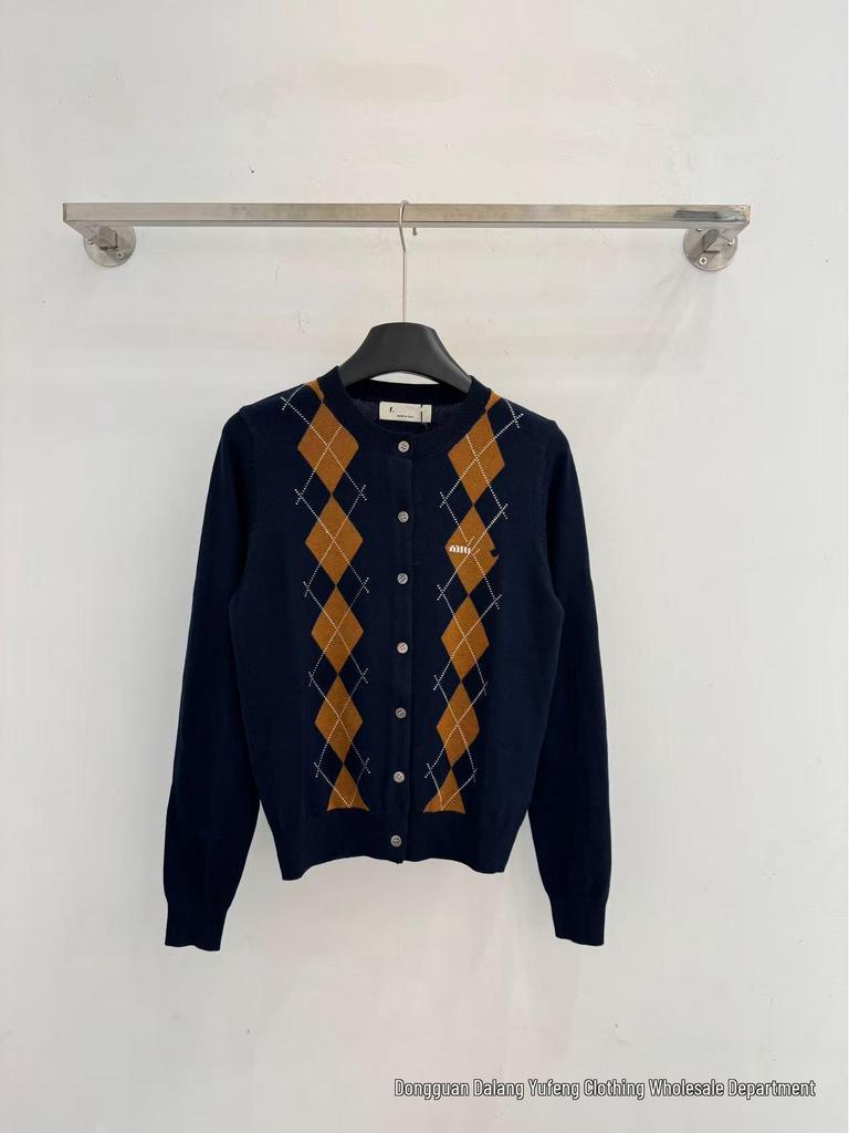 Преппи коллекция аргайл от MIU: Свитер с круглым вырезом, Топ с коротким рукавом и Вязаный кардиган