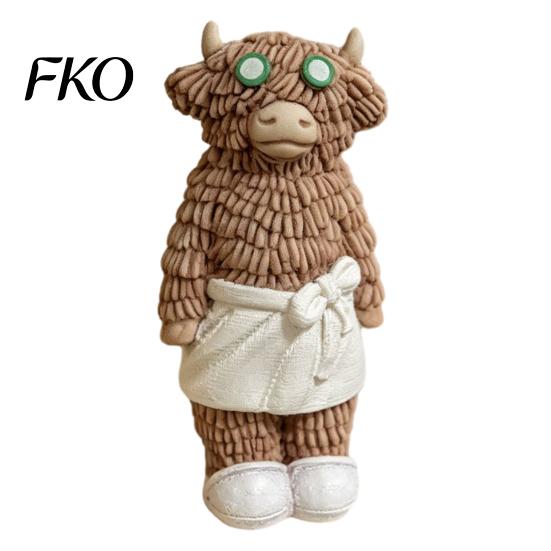 Window Display Props Highland Cow Figurine with Bathrobe, Resin Ornament, Cute Cartoon Animal Gift for Lovers Statue Home Desk Shelf Decor &