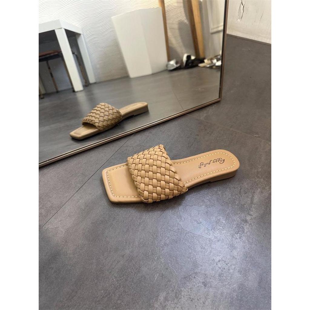 Однословные тапочки женские носят на плоской подошве с французским настроением летом 2025 года тайские сандалии женские пляжные пляжный отпуск