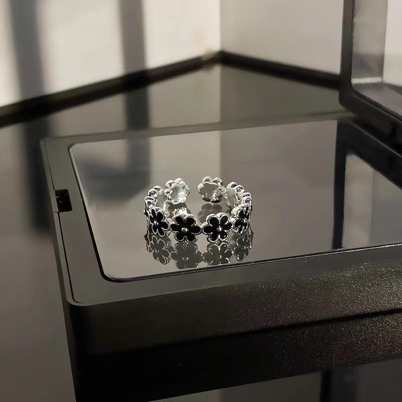 Кольцо с маленьким цветком, черное, капельная глазурь, женское, милое, ретро, темпераментное, кольцо на указательный палец, универсальное, чувственное, нишевое кольцо