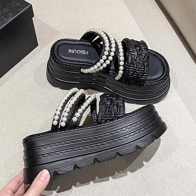 Модные Новые 2025 Сандалии на Толстой Подошве с Ремешком из Жемчуга Женские Летние Шлепанцы на Высокой Платформе и Танкетке Женская Мода Каблуки 8 см Толстая Подошва Пляжные Слайды