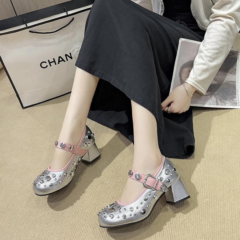 Туфли для женщин 2024 года, высококачественные женские туфли-лодочки с пряжкой, осенние туфли с круглым носком, металлические украшения, однотонные туфли на толстом каблуке