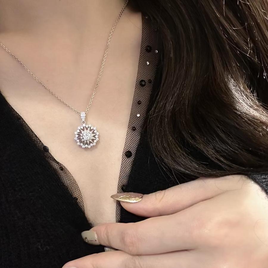 Имитация муассанита Легкая роскошь Полностью бриллиантовое Супер-сияние Снежинка Астролябия Ожерелье Женский кулон Подсолнух Нишевый дизайн Набор серег-пусетов