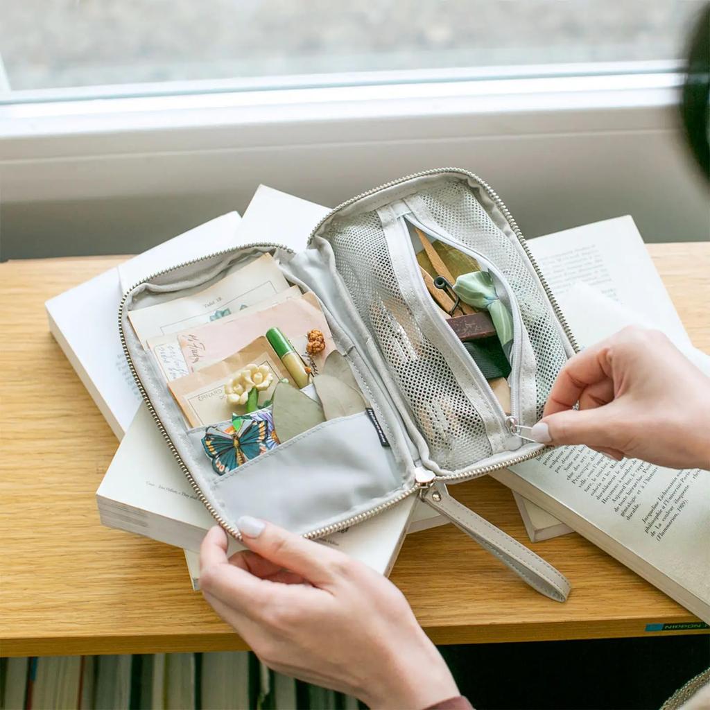 Hobonichi Small Drawer Pouch Delivering Flowers by Toshiyuki Fukuda Polyester Storage 208 x 117 20 mm