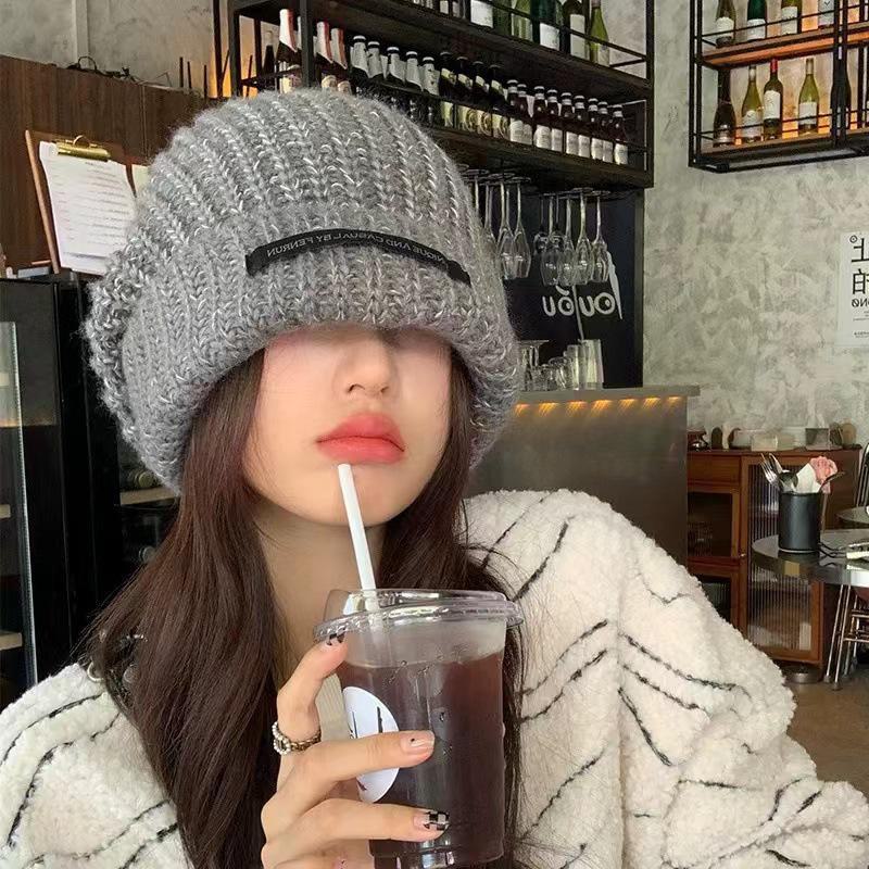 Женская шапка из плотной шерсти для большой головы — теплая, свободная вязка с ушами для осени и зимы