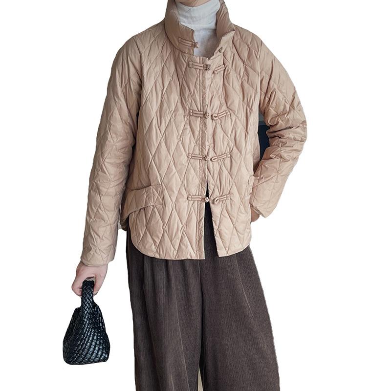 Короткая куртка-пуховик на пуговицах женская зимняя новинка 2024 года в стиле ретро с литературным рисунком и теплая легкая куртка с ромбовидным узором