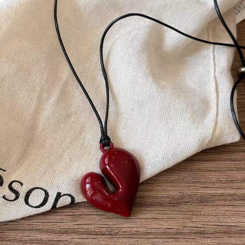Ожерелье «Сердце Рейны»: Женская высококачественная черная веревочная регулируемая чокер-цепочка для свитера