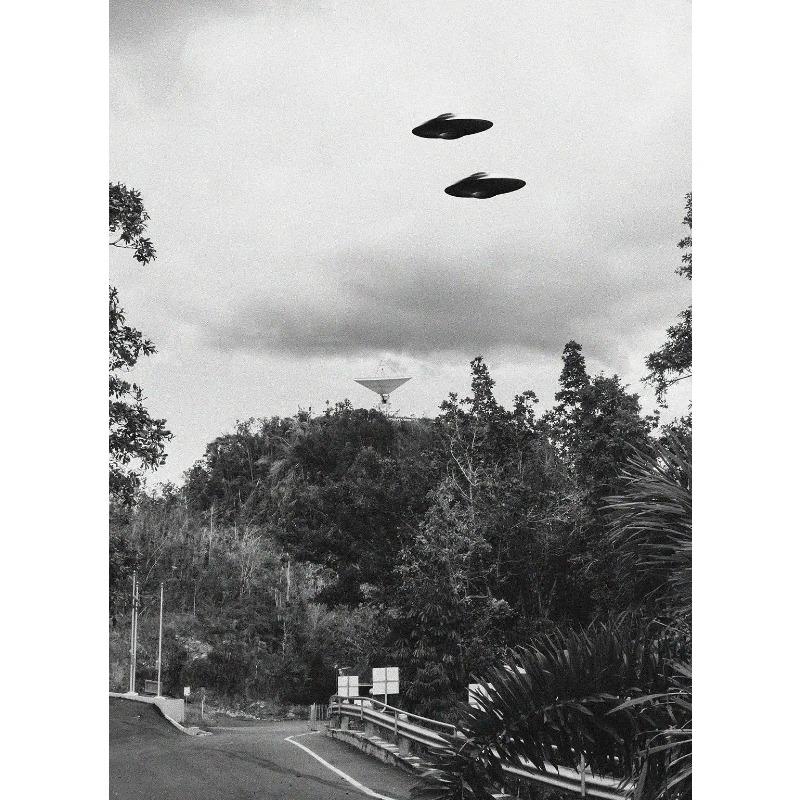 Постер НЛО «Черная ночь» Холст Живопись Принты Инопланетная Летающая тарелка Арестовывает Людей Странная Стена Домашнее украшение Cuadros